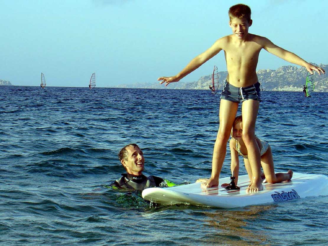 Fünf Finger Modell - Junge auf Surfbrett Fünf Finger Modell - Junge auf Surfbrett